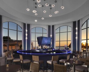 Serves lunch, dinner and happy hour - Hilton Dallas/Rockwall Lakefront (Rockwall)