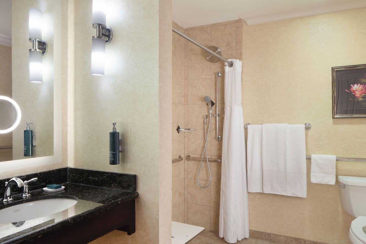 Designertoalettartikler, hårføner, håndklær og såpe