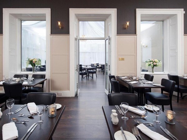 Se sirven desayunos, almuerzos, cenas y cocina británica 