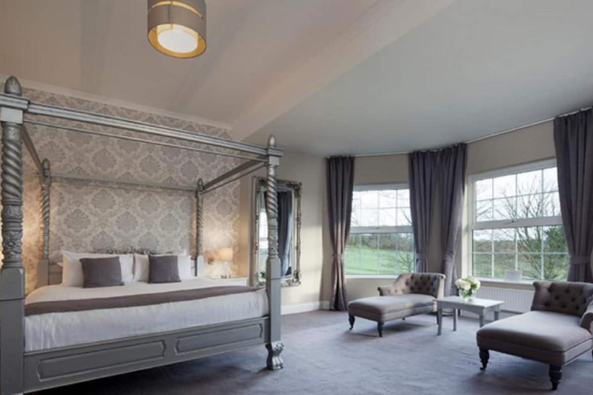 deluxe double room | desk, iron/ironing board, bed sheets