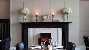 Serveert ontbijt, lunch, diner, Britse gerechten