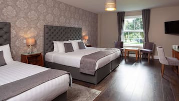 Kamar Triple Premier | Meja kerja, setrika/meja setrika, dan seprai linen