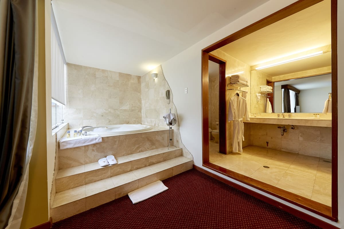 Suite Deluxe, 1 letto queen | 1 camera, biancheria da letto di alta qualità, ferro/asse da stiro