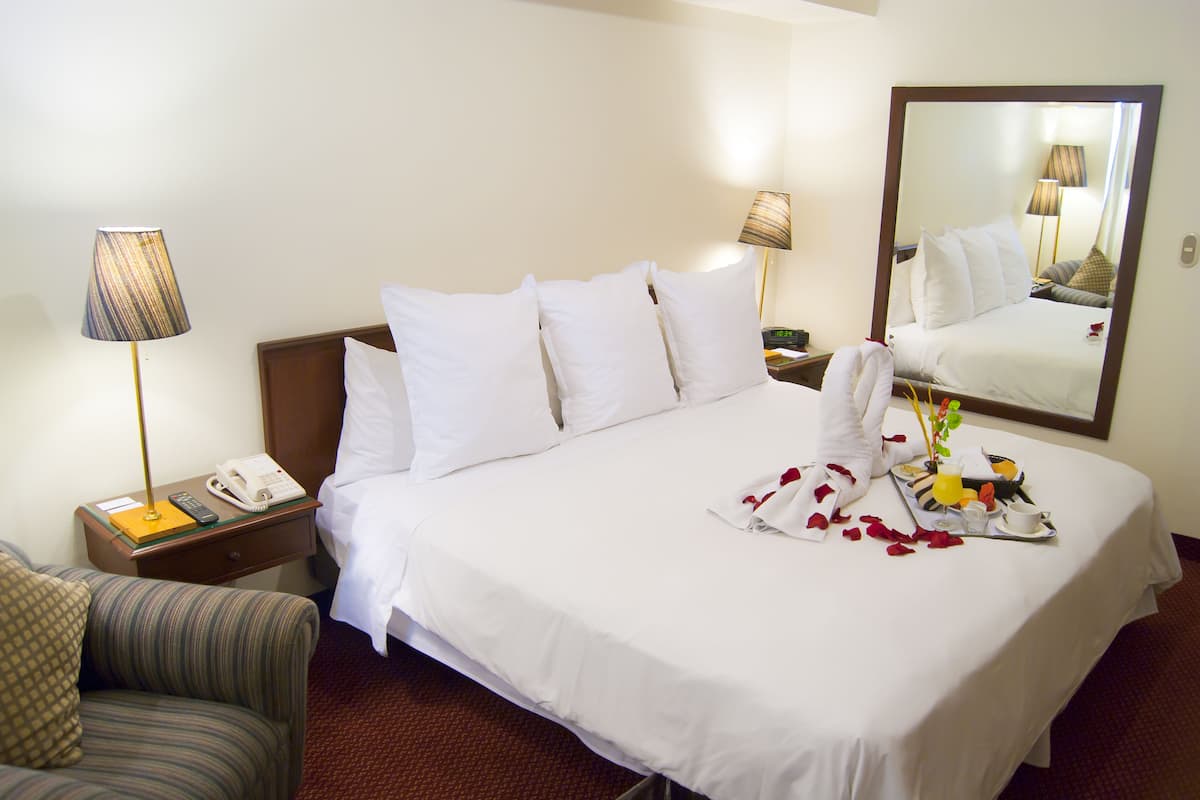 Quarto júnior, 1 cama Queen | Roupas de cama premium, ferros/tábuas de passar roupa, Wi-Fi de cortesia