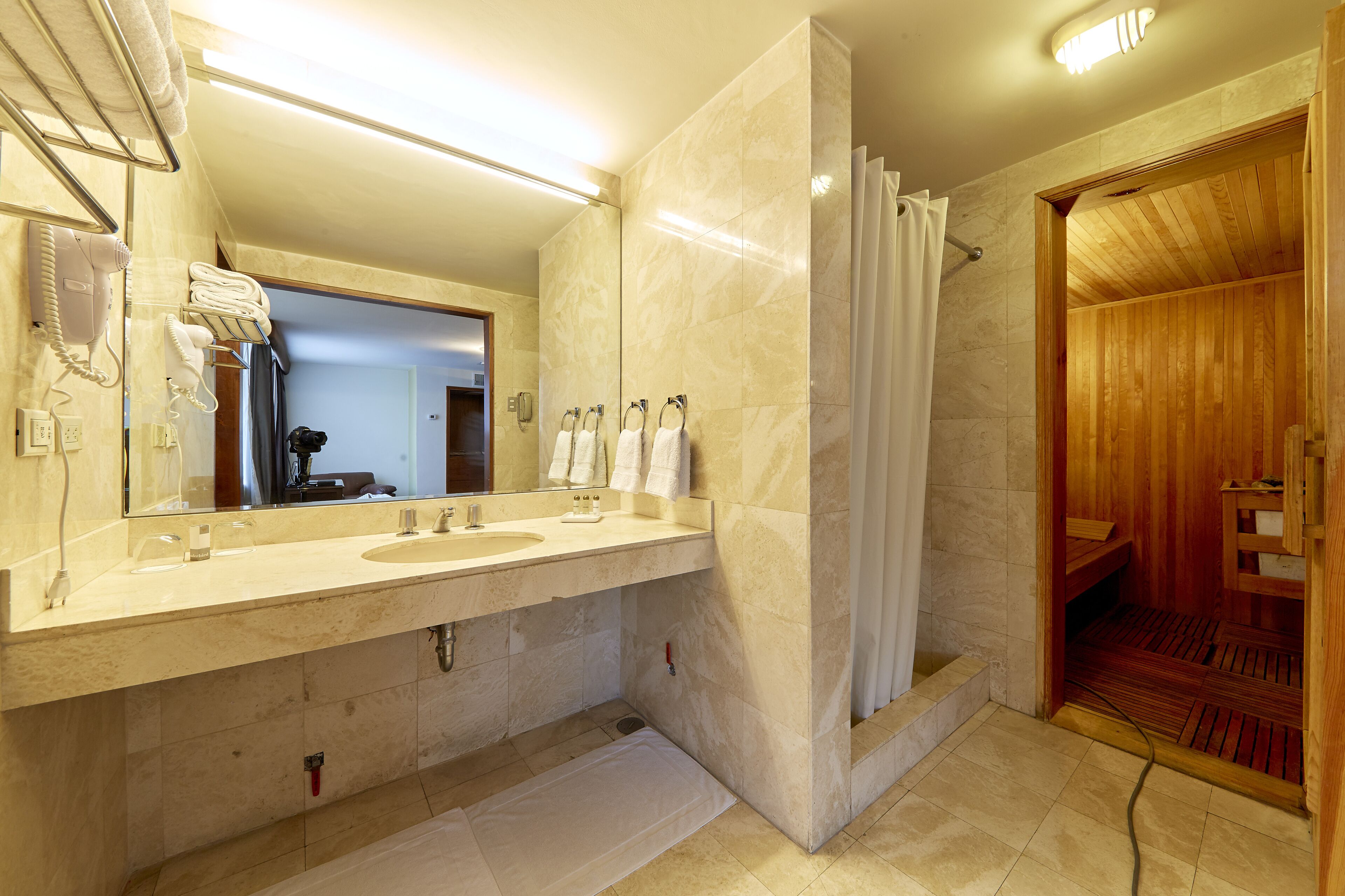Deluxe Suite, 1 Queen Bed | Bathroom