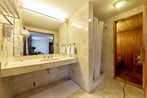 Deluxe Suite, 1 Queen Bed | Bathroom