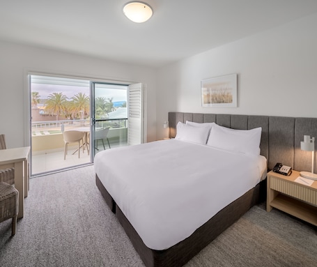Tabla de planchar con plancha, wifi y ropa de cama . Oaks Port Stephens Pacific Blue Resort