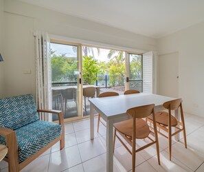 TV, DVD player - Oaks Port Stephens Pacific Blue Resort (Salamander Bay)