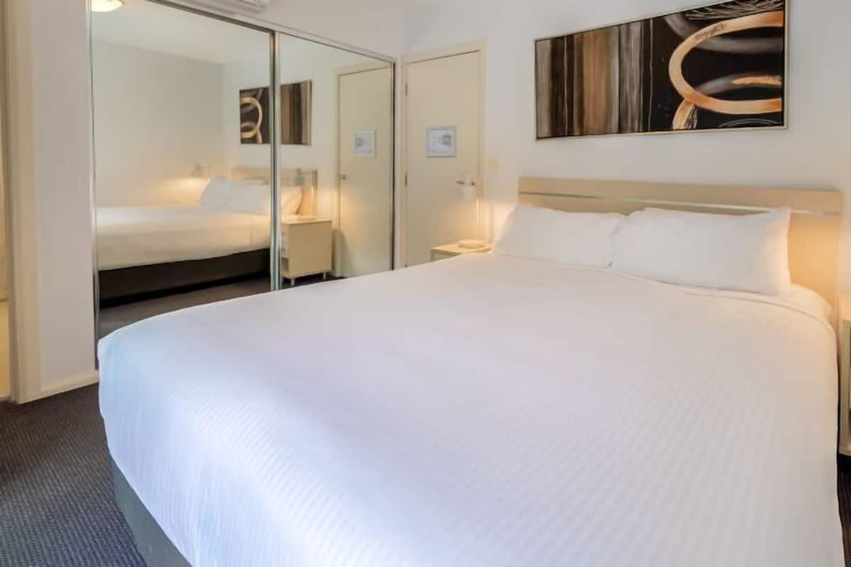 Ferros/tábuas de passar roupa, Wi-Fi (sobretaxa), roupa de cama