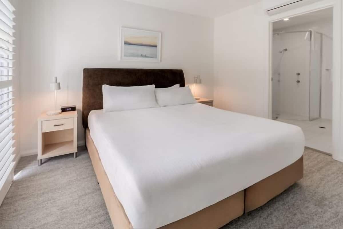 Ferros/tábuas de passar roupa, Wi-Fi (sobretaxa), roupa de cama