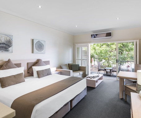 Tabla de planchar con plancha, wifi y ropa de cama . Oaks Port Stephens Pacific Blue Resort