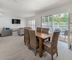 テレビ、DVD プレーヤー