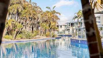 Una piscina al aire libre