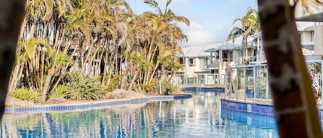 Una piscina al aire libre