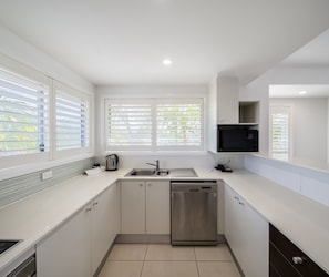Fridge, microwave, electric kettle - Oaks Port Stephens Pacific Blue Resort (Salamander Bay)
