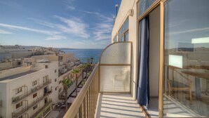A balcony with a view of the sea and buildings. - Hotel Primera (St. Paul's Bay)