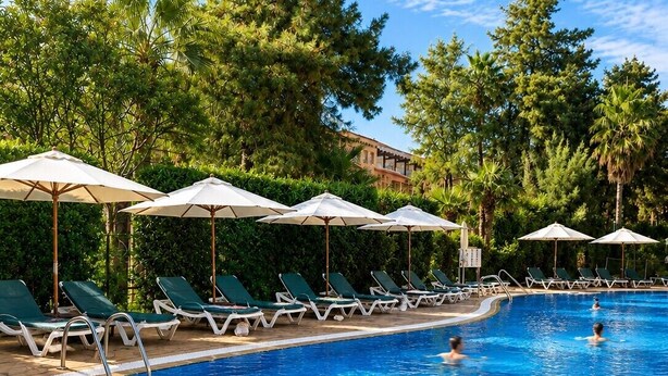 Outdoor pool, pool umbrellas, sun loungers - Apart-Hotel SunClub Salou (Salou)