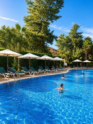 Outdoor pool, pool umbrellas, sun loungers - Apart-Hotel SunClub Salou (Salou)