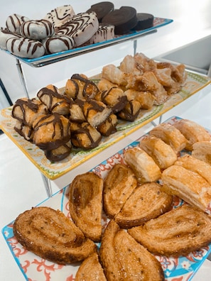 Ein reichhaltiges Buffet mit verschiedenen Gebäck- und Dessertspezialitäten.