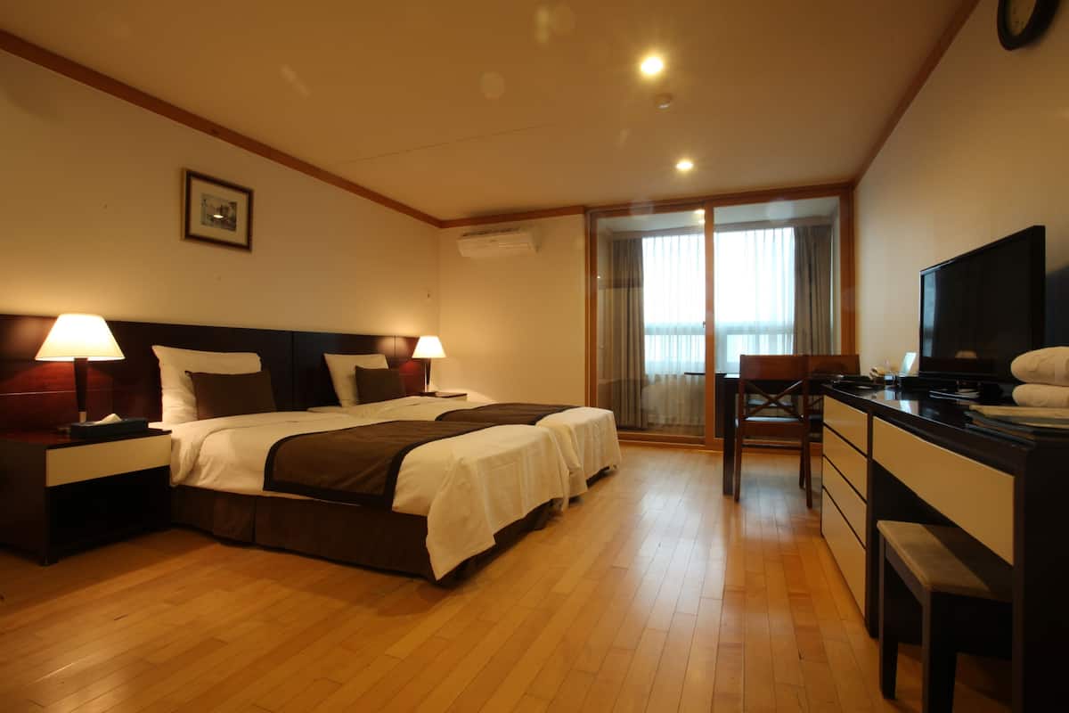 Ropa de cama de alta calidad, muebles diferentes y escritorio