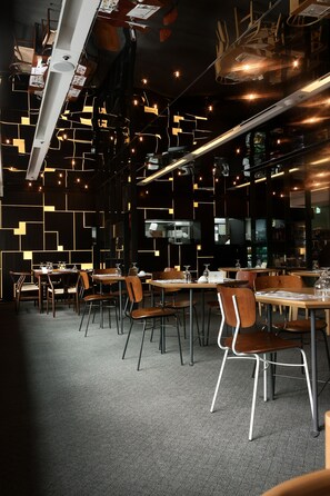 2 間餐廳,供應早餐、午餐和晚餐,英國料理