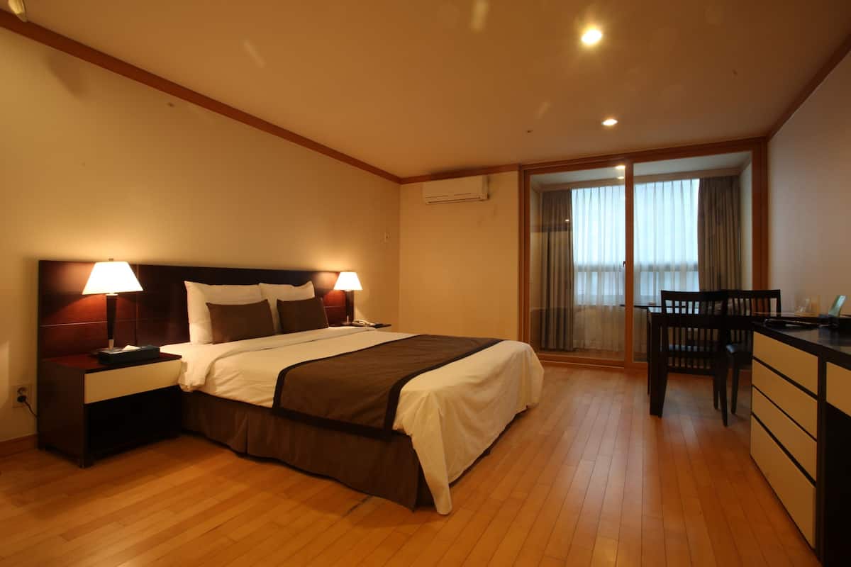 Ropa de cama de alta calidad, muebles diferentes y escritorio