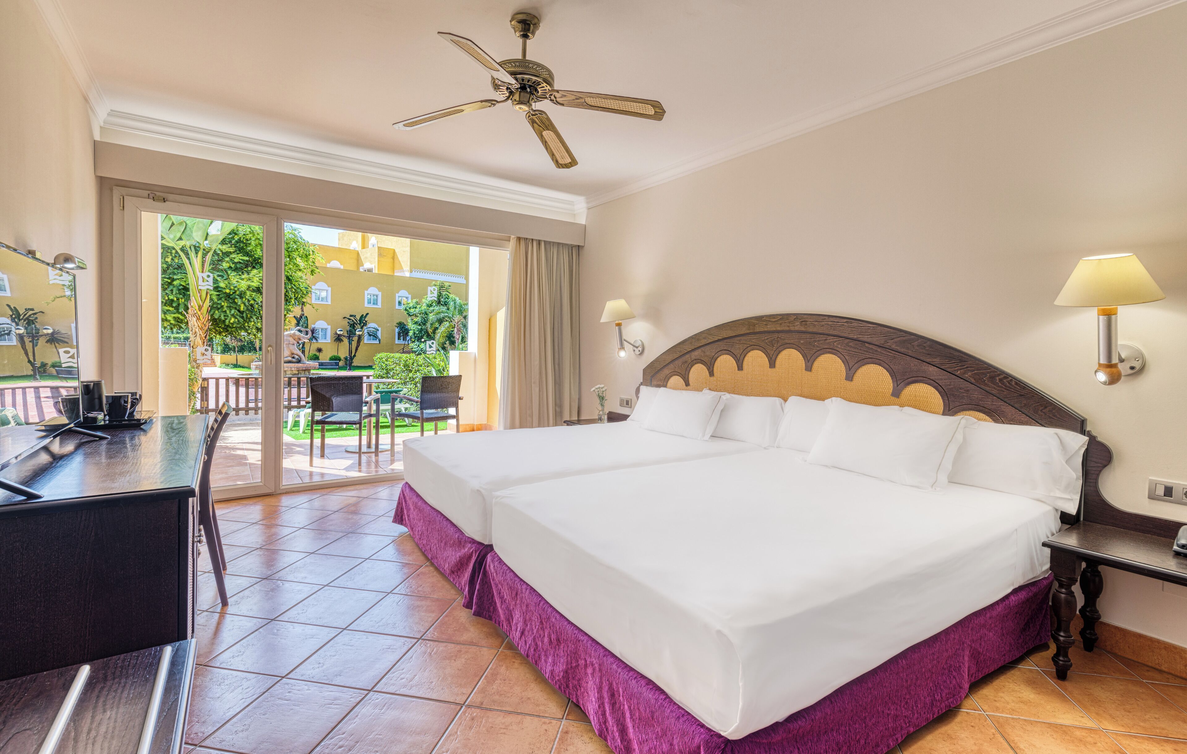 Habitación doble superior, en la zona del jardín (Royal Service) | Minibar, caja fuerte, escritorio y cunas gratuitas