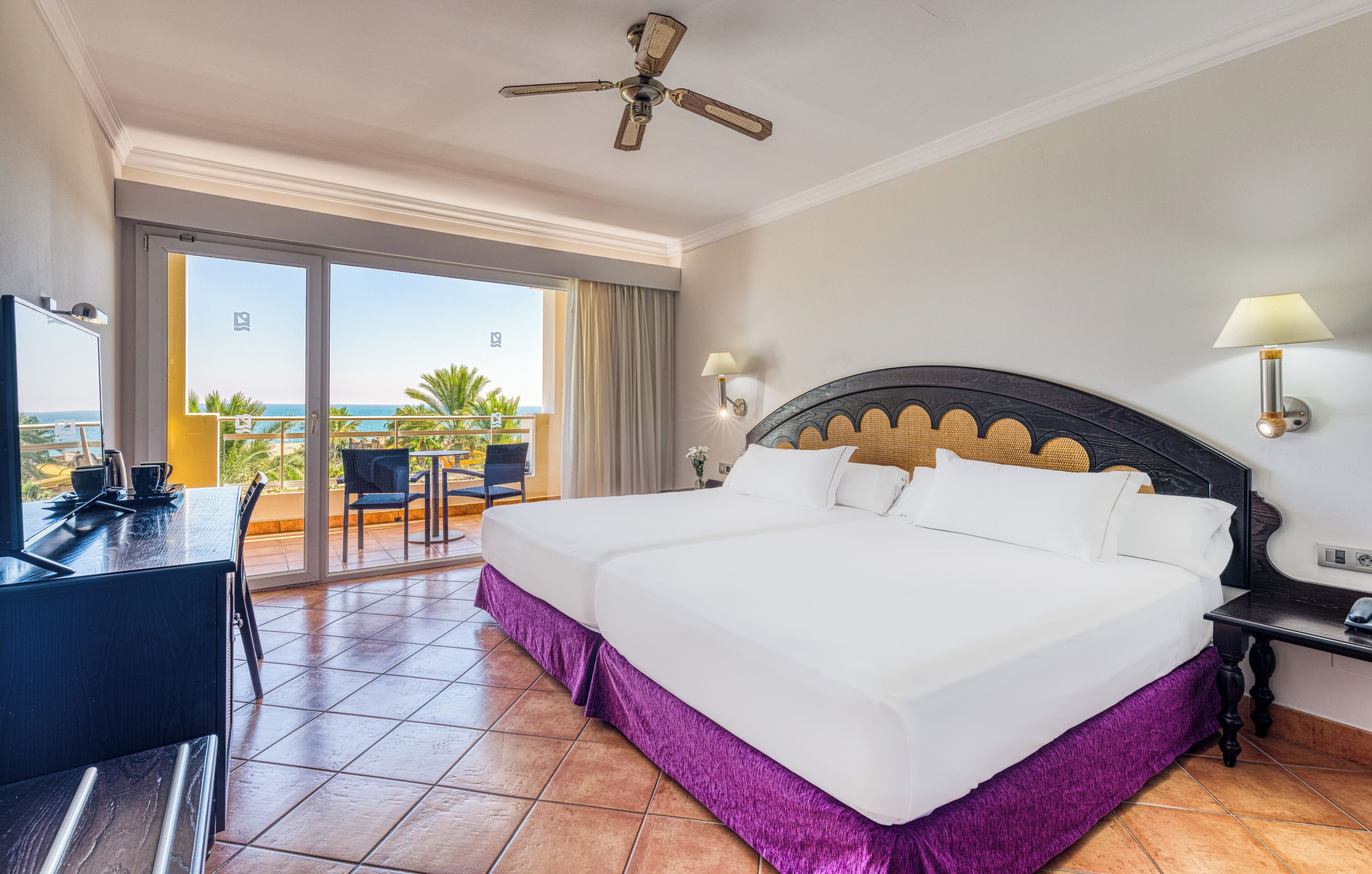 Minibar, caja fuerte, escritorio y cunas gratuitas