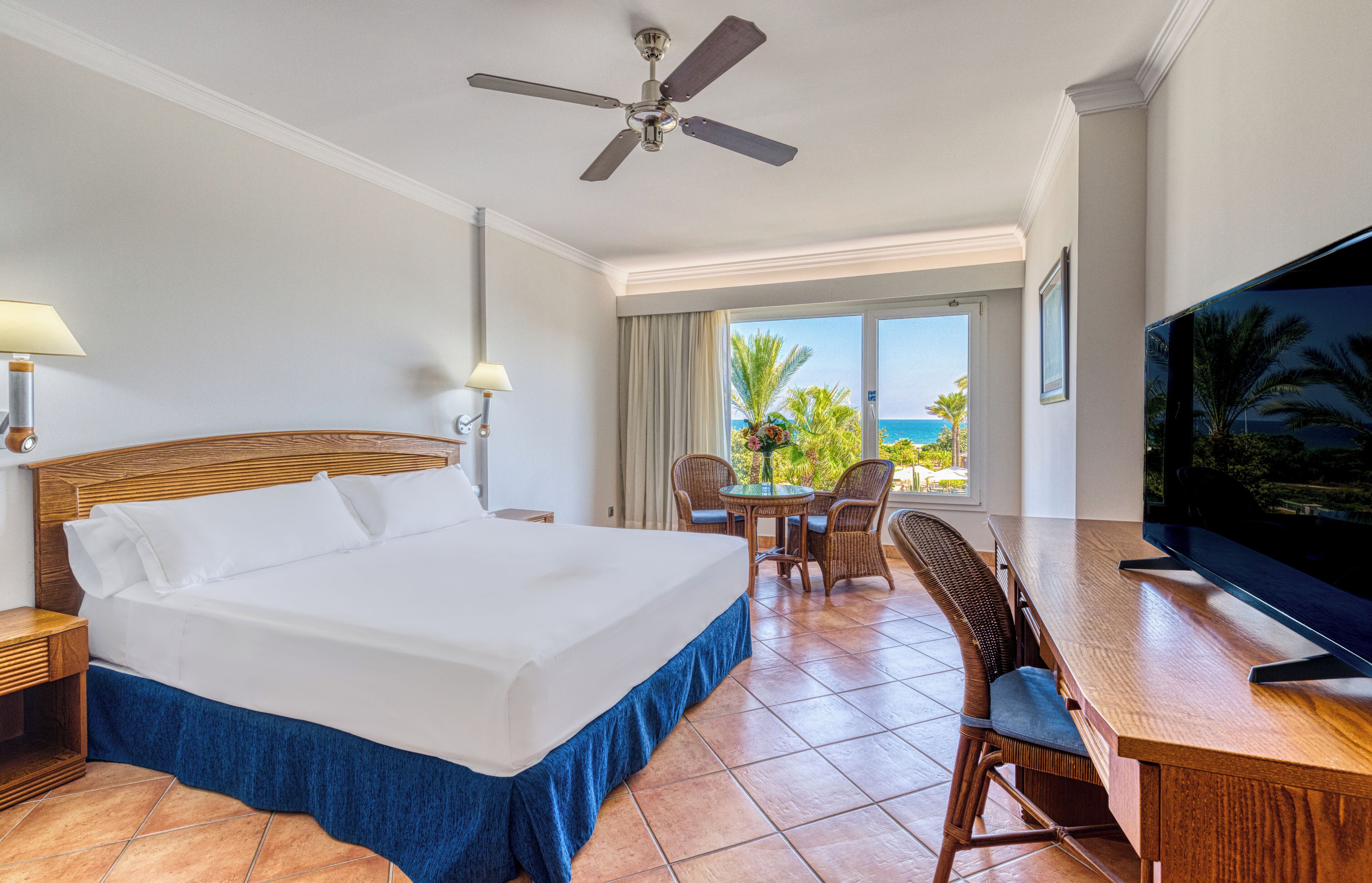 Suite, 1 habitación, vistas al mar | Minibar, caja fuerte, escritorio y cunas gratuitas