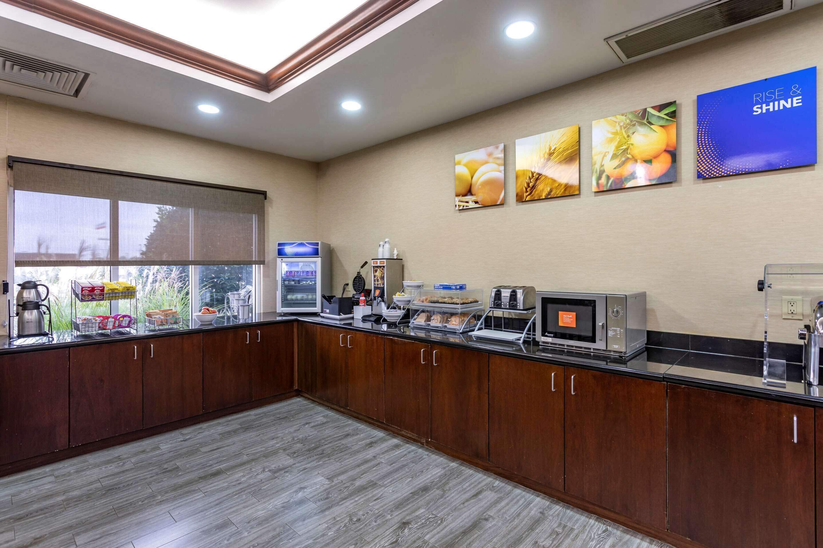 free buffet breakfast