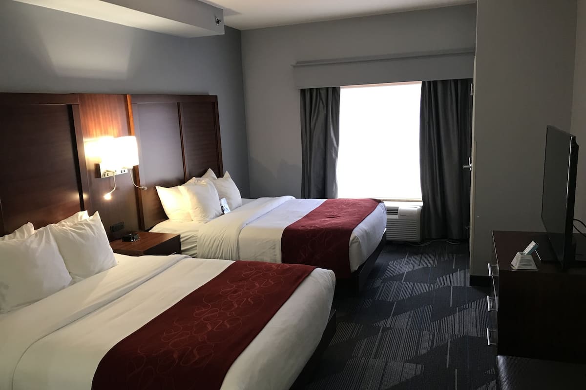 Phòng Suite, 2 giường cỡ queen | Minibar, két bảo mật tại phòng, bàn, phòng cách âm