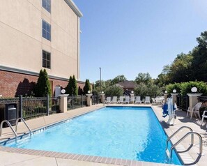 Seasonal outdoor pool - Comfort Suites Olive Branch - Memphis South (Olive Branch)