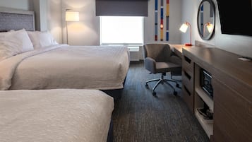 Chambre, 2 grands lits, réfrigérateur et four à micro-ondes | Rideaux occultants, fer et planche à repasser, Wi-Fi gratuit