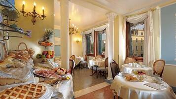 S'hi serveixen esmorzars, dinars i sopars