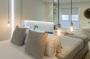 Standard Apartment, 1 Bedroom | Busa memori, bar mini, peti besi dalam bilik, meja