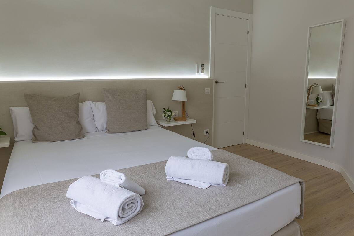 Senge med madrasser af memory foam, minibar, pengeskab på værelset
