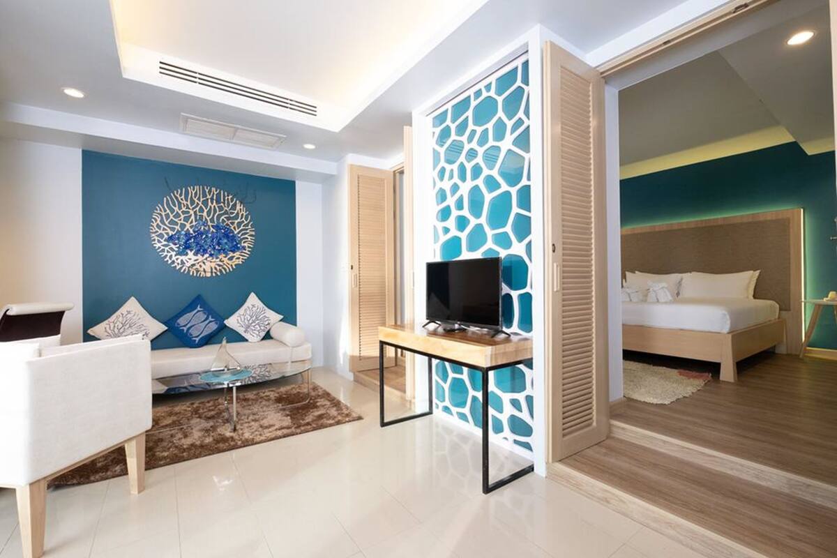 Suite | Living area | 24-inch TV with satellite channels