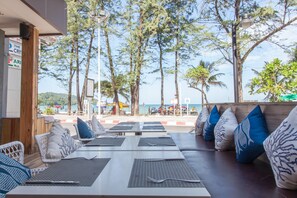 บนชายหาด