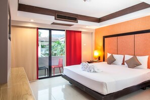 มินิบาร์, ตู้นิรภัยในห้องพัก, โต๊ะทำงาน, ผ้าม่านกันแสง