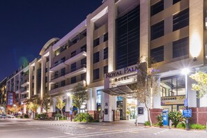 Front of property - evening/night - Royal Palm Hotel (Umhlanga)
