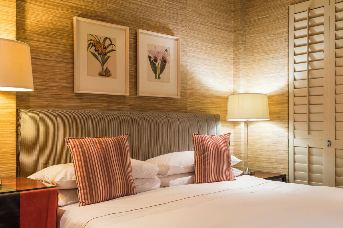 Premium bedding, in-room safe, desk, laptop workspace