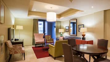 Apartamento executivo, 2 quartos, no pátio | Área de estar | TV LED 32 polegadas com canais via satélite, TV