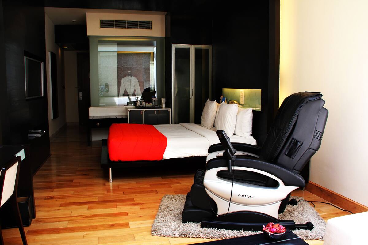 Club Room, 1 Bedroom, Accessible, Sauna | Premium bedding, rollaway beds (surcharge)