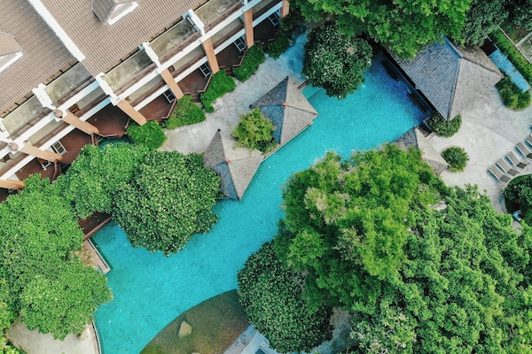 2 piscinas al aire libre, sombrillas, sillones reclinables de piscina