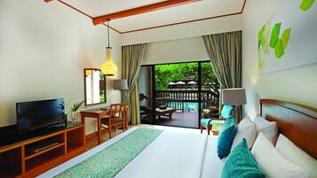 Rom – deluxe, adgang til basseng | Minibar, safe på rommet, individuelt innredet og skrivebord