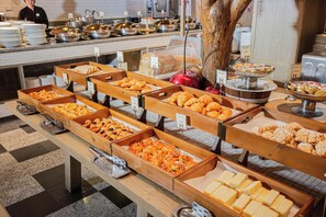 Tägliches Frühstücksbuffet gegen Gebühr