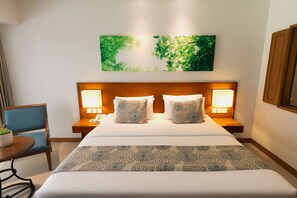 Superior kamer | Een minibar, een kluis op de kamer, individueel gemeubileerd, een bureau