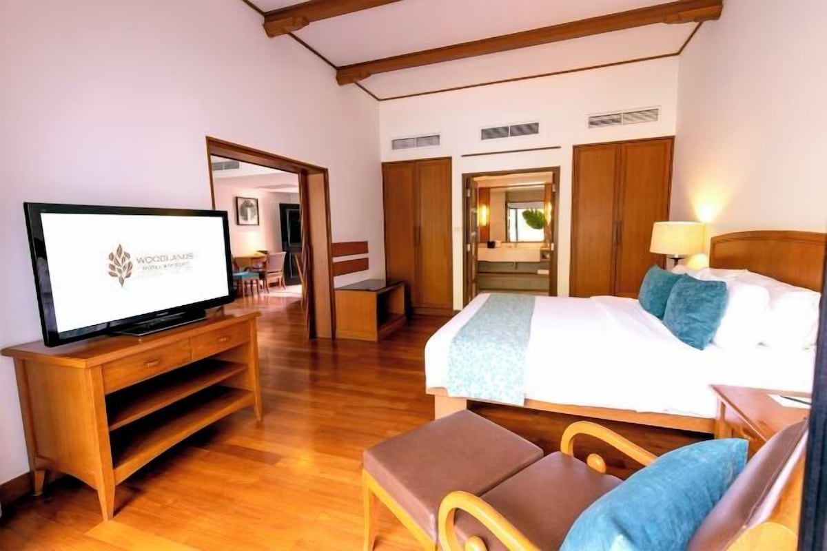 Une chambre d’hôtel équipée d’un lit, d’une télévision, d’un bureau et d’une chaise.