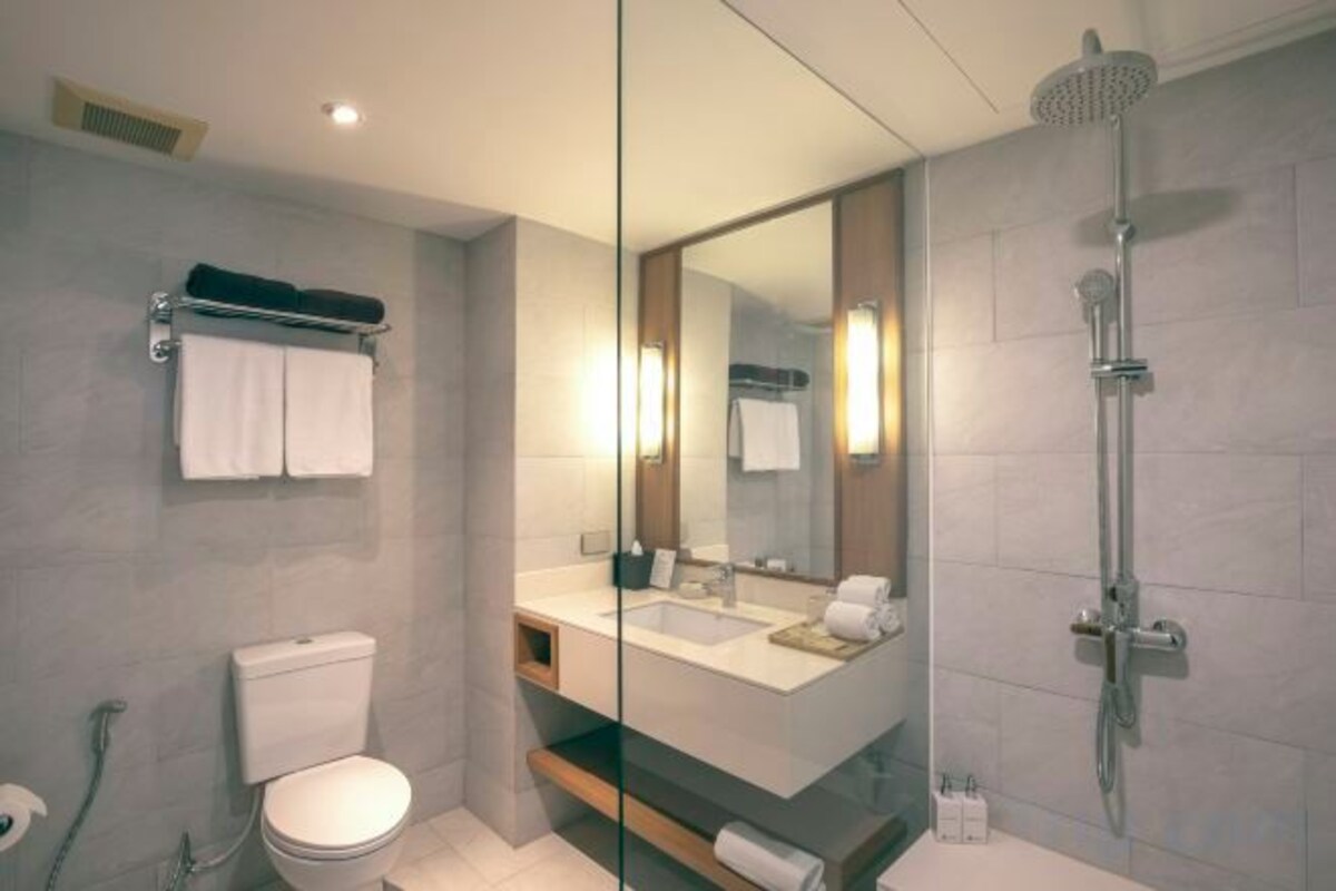 Shower, free toiletries, hair dryer, bathrobes