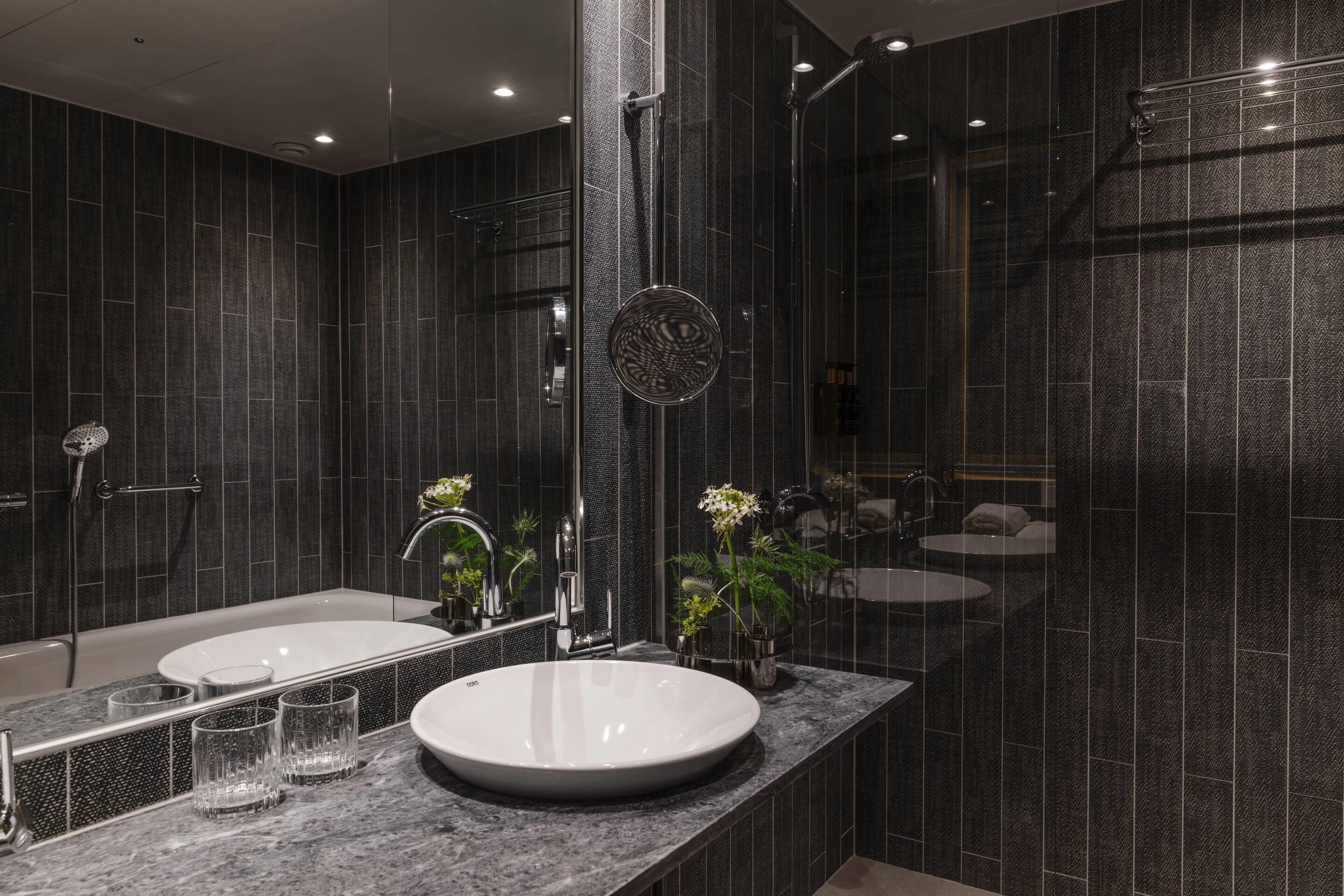 Stratum Suites by Bernadotte & Kylberg | Phòng tắm | Đồ dùng nhà tắm miễn phí, máy sấy tóc, khăn tắm 
